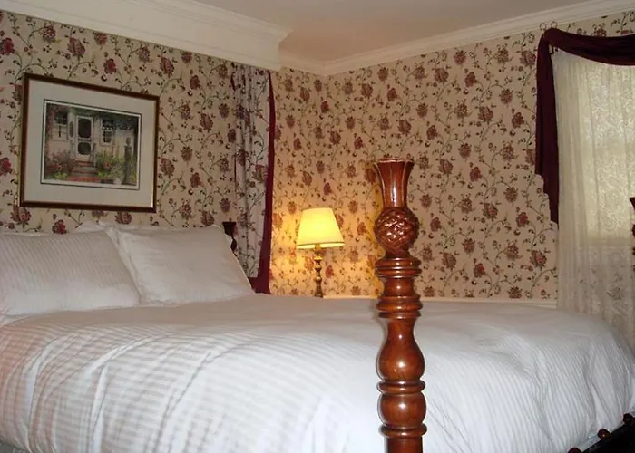 Bird-In-Hand Village Inn & Suites